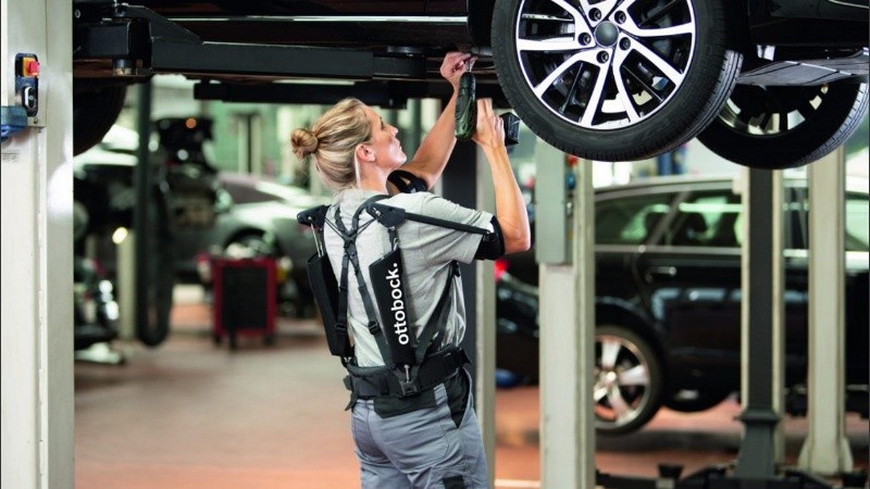 Exoesqueleto pasivo utilizado en el la industria automotriz