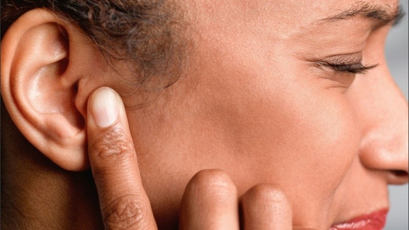 Algunos pacientes con covid-19 han informado pérdida de audición y otras afecciones.