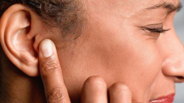 Algunos pacientes con covid-19 han informado pérdida de audición y otras afecciones.