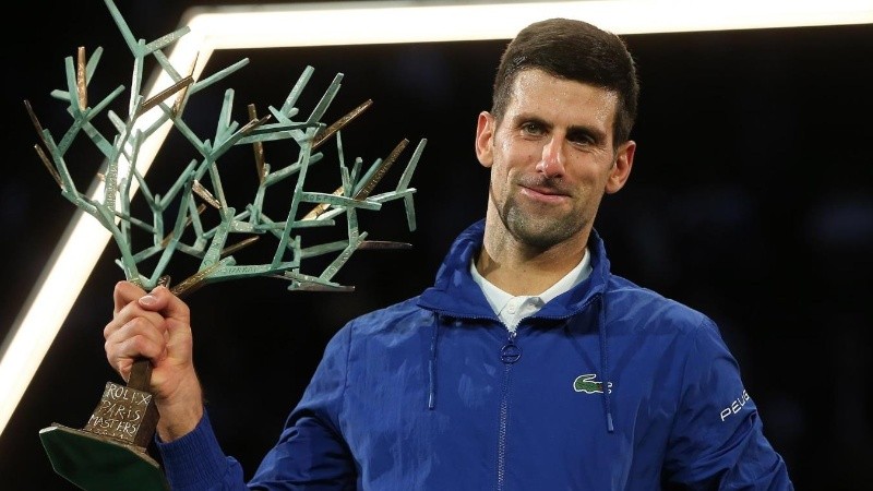 Novak Djokovic levanta por sexta vez el premio del Masters 1000 de París.
