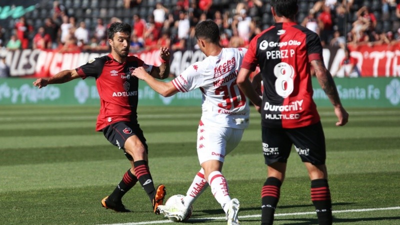 Scocco y Pablo Pérez, dos experimentados entre tantos pibes.