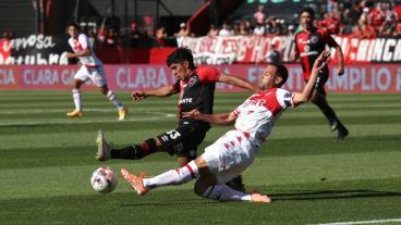El partido se inició con casi 30 grados en el parque Independencia.
