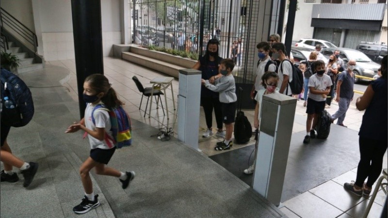 Los estudiantes deberán seguir con distanciamiento y aulas ventiladas.