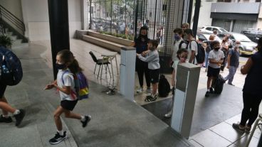 Los estudiantes deberán seguir con distanciamiento y aulas ventiladas.