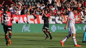 Festejo moderado de Pérez tras el gol ante el club donde jugó hace diez años.