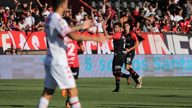Festejo moderado de Pérez tras el gol ante el club donde jugó hace diez años. 