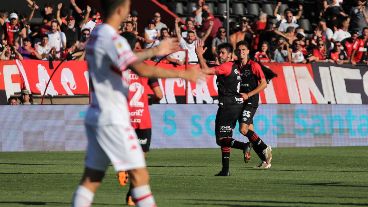 Festejo moderado de Pérez tras el gol ante el club donde jugó hace diez años.