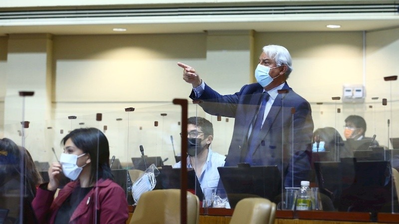 En ningún momento el socialista dejó la sala ni pidió cortar, y apenas tomó agua.