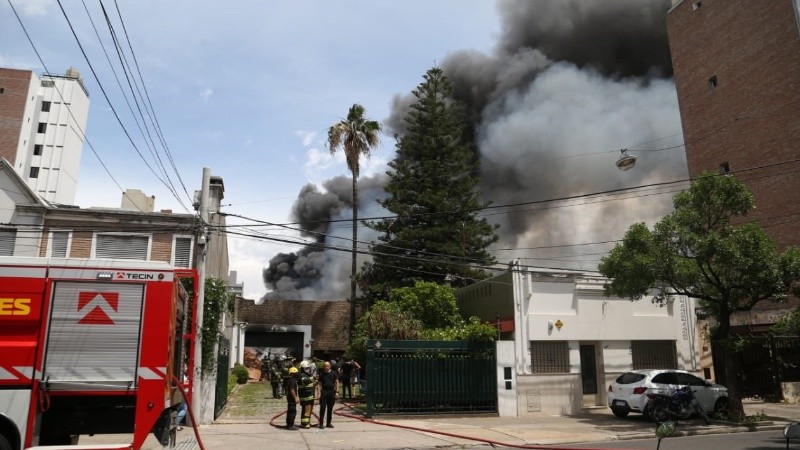 El incendio generó una densa columna de humo.