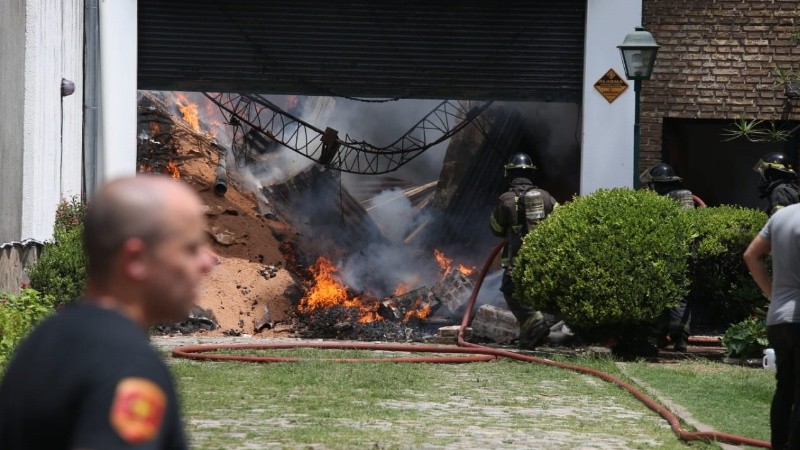 El incendio generó una densa columna de humo.