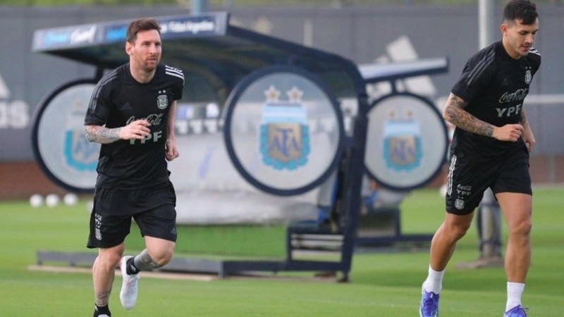 Lionel Messi y Leandro Paredes realizaron trabajos diferenciados en la primera práctica de la semana.