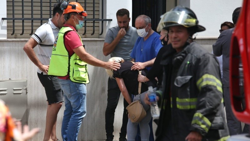 Desesperación de la propietaria de la fábrica al llegar al lugar del siniestro