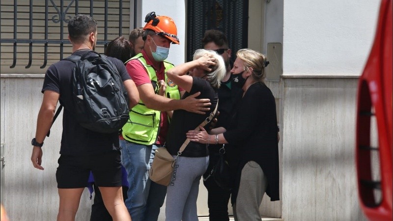 Desesperación de la propietaria de la fábrica al llegar al lugar del siniestro