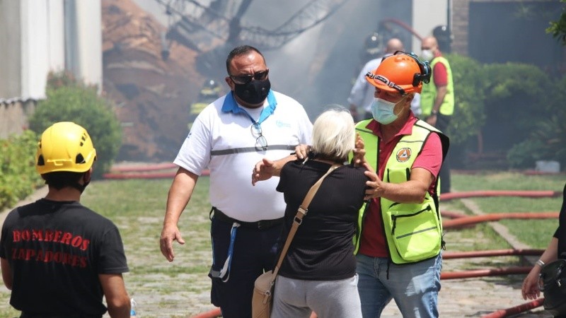 Desesperación de la propietaria de la fábrica al llegar al lugar del siniestro