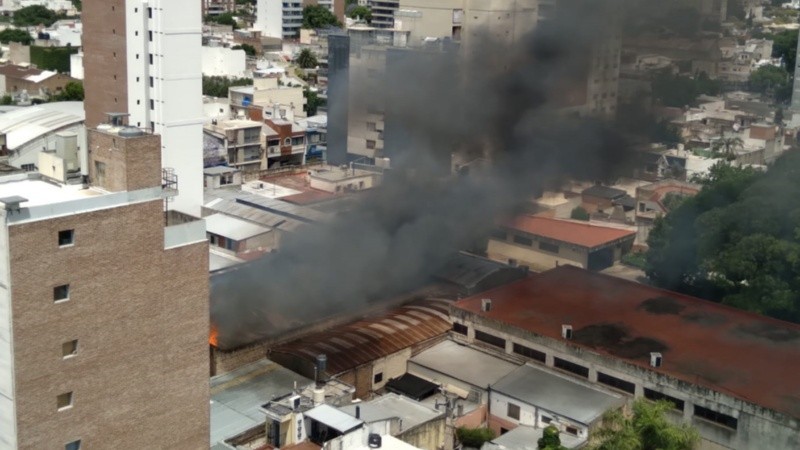 La densa columna de humo que emana de la fábrica de corchos.