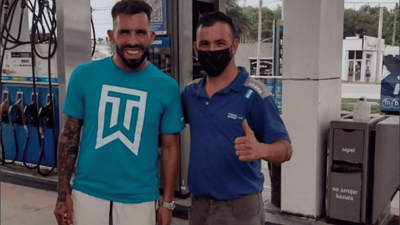 Carlitos Tevez junto a uno de los empleados de la estación.