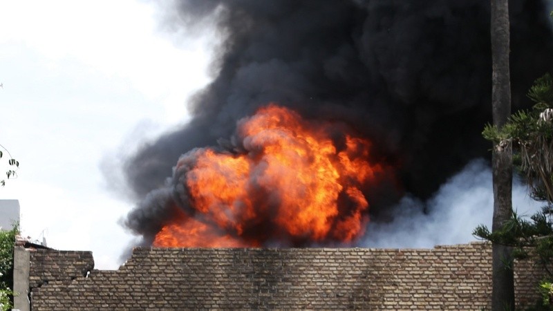 El incendio generó una densa columna de humo.
