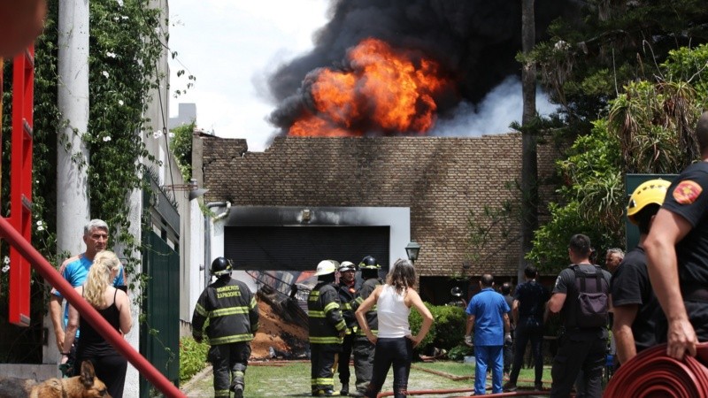 El incendio generó una densa columna de humo.