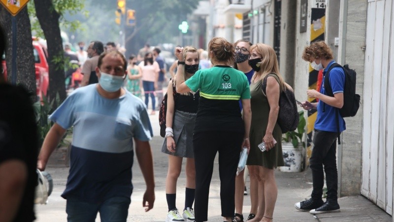 El incendio generó una densa columna de humo.