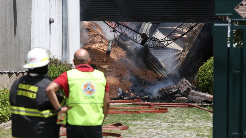 El incendio generó una densa columna de humo.
