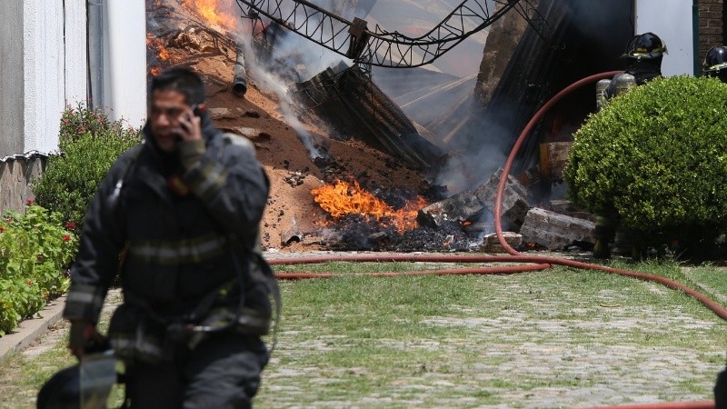 El incendio generó una densa columna de humo.