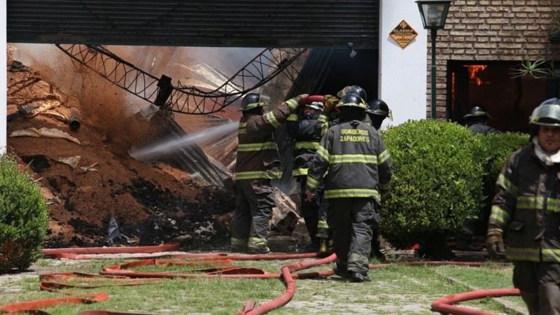 El incendio generó una densa columna de humo.