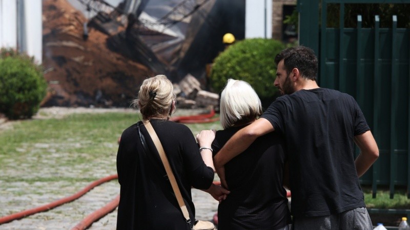 El incendio generó una densa columna de humo.