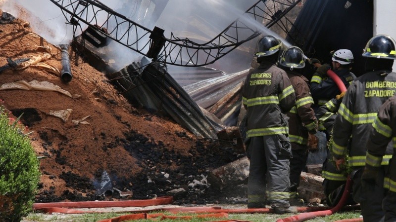 El incendio generó una densa columna de humo.