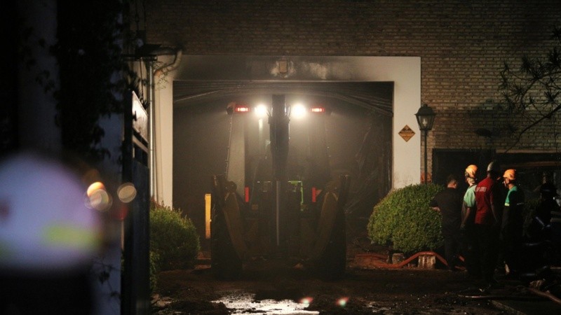 Los trabajos continuaban por la noche.