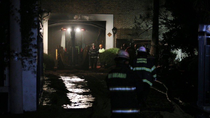 Los trabajos continuaban por la noche.