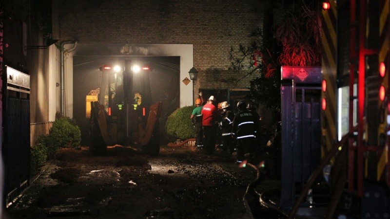 Los trabajos continuaban por la noche.
