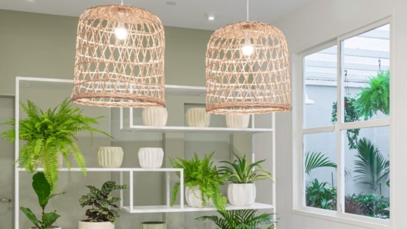 Materiales naturales como el mimbre, ratán o bambú también forman parte de este novedoso estilo