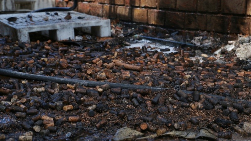 La materia prima en el predio complicó las tareas de enfriamiento.