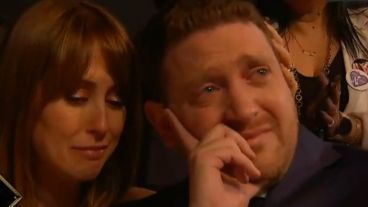 Todos los invitados de pie se fundieron en aplausos.