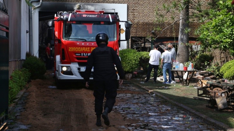 La materia prima en el predio complicó las tareas de enfriamiento.