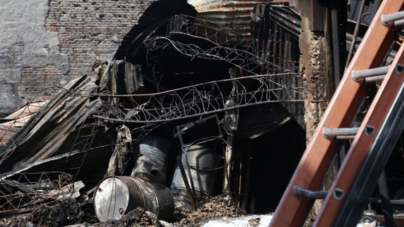 La materia prima en el predio complicó las tareas de enfriamiento.