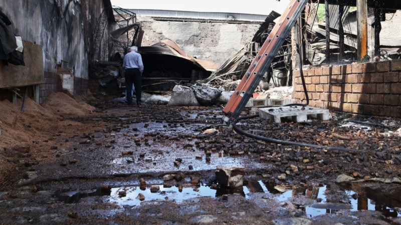 La materia prima en el predio complicó las tareas de enfriamiento.