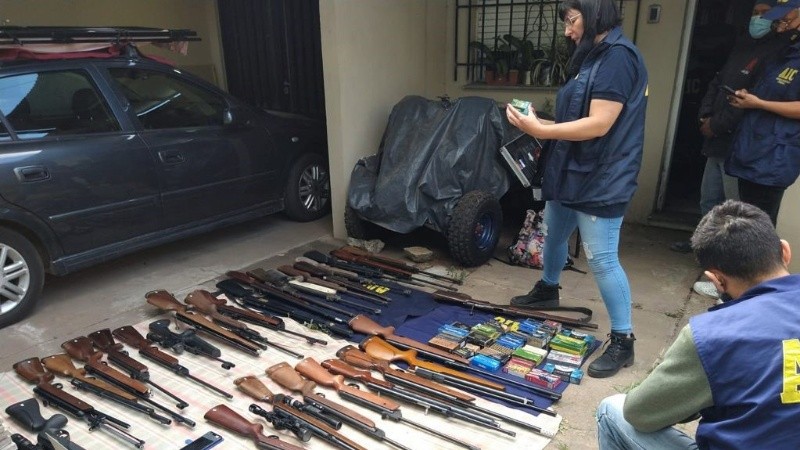 Rifles, escopetas, carabinas y pistolas, entre otras armas incautadas.