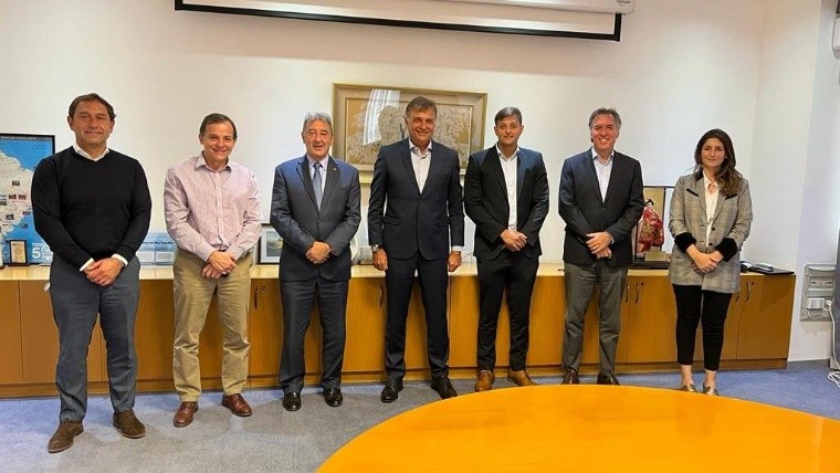 De izq. a der: Edgard Mihailovitch; Bernardo Fernández Paz, el presidente de Toyota, Daniel Herrero, Alfredo y Mariano Pesado Castro, Ignacio Limpenny y María Paz Zalazar.