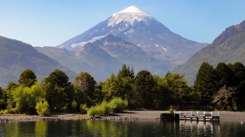 El volcán Lanin une Chile y Argentina, a la vez que alcanza una altura de 3776 metros sobre el nivel del mar