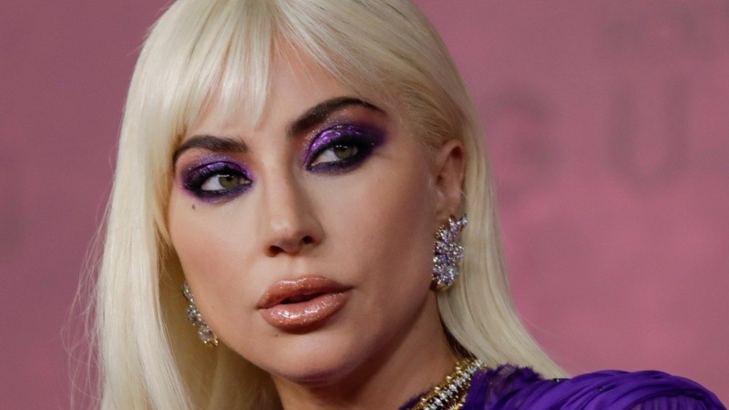 Se usa levemente más corto en el centro y largo a los costados, enmarcando el rostro