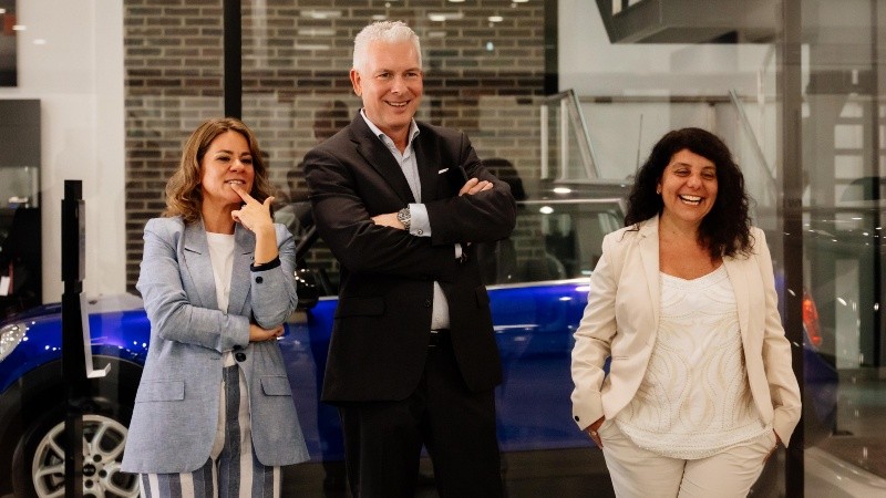 Giselle Strallnicoff (directora de Natalio), Alexander Wher (CEO BMW América latina) y la CEO de BMW en Argentina, Ivana Dip 