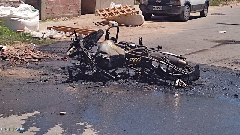 Así quedó la moto policial que fue prendida fuego