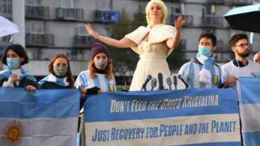 "No alimente la codicia, Kristalina", expresa el cartel dirigido a la Directora Gerenta del Fondo Monetario Internacional (FMI)