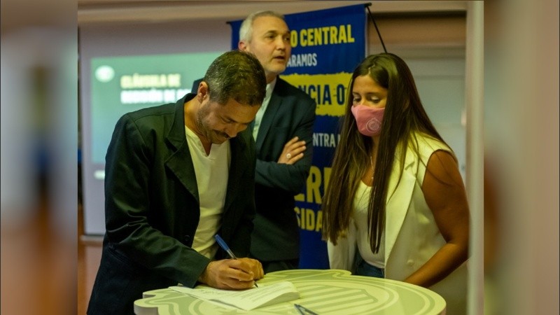 El presidente y el vicepresidente de Rosario Central, Rodolfo Di Polina y Ricardo Carloni, respectivamente, firman la aprobación del cupo, junto a la secretaria de Género y Diversidad, Camila Ferreyra.