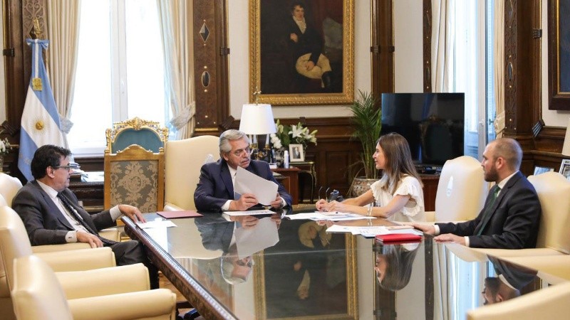 Alberto Fernández le da indicaciones a Fernanda Raverta, titular de Anses.
