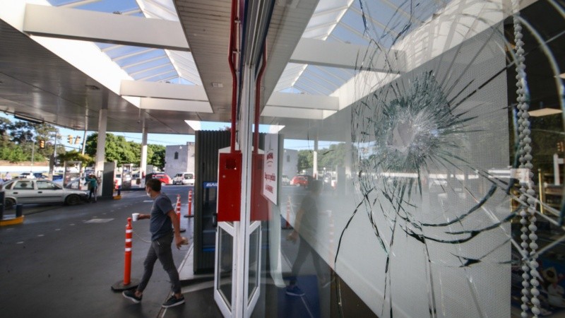 La estación de servicio frente a Jefatura baleada este jueves por la noche.