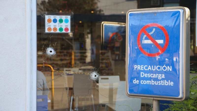 La estación de servicio frente a Jefatura baleada este jueves por la noche.