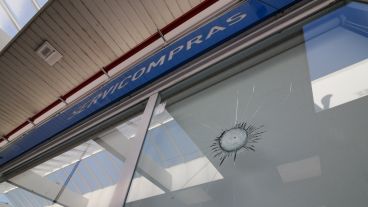 La estación de servicio frente a Jefatura baleada este jueves por la noche.