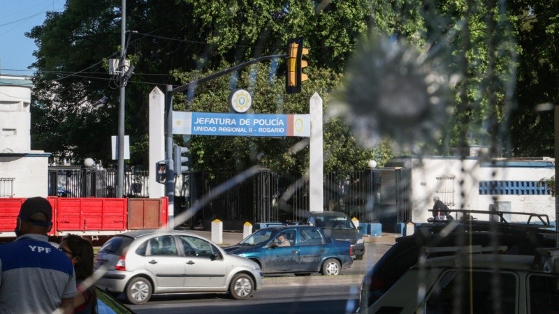 La estación de servicio frente a Jefatura baleada este jueves por la noche.